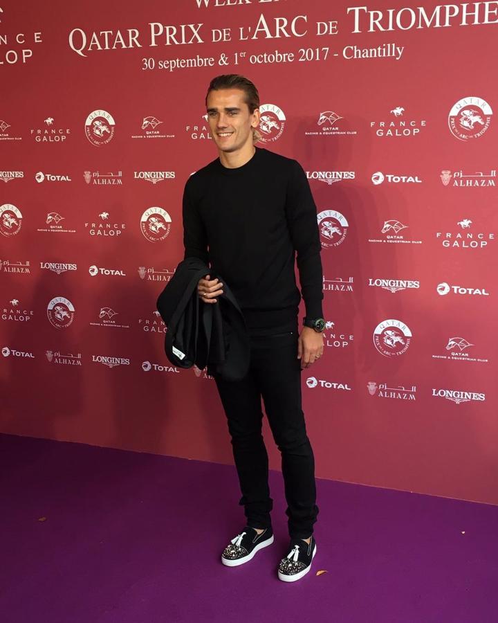 Antoine Griezmann. Ecléctico tanto en su gusto por la moda como en el mundo de la belleza, es un gran aficionado a cambiar de look y no tiene término medio: o apuesta por la elegancia exquisita en traje o recurre al streetwear a base de sudaderas, camisetas de la NBA o cazadoras tipo bomber. Eso sí, siempre sin pasarse de excesivo.