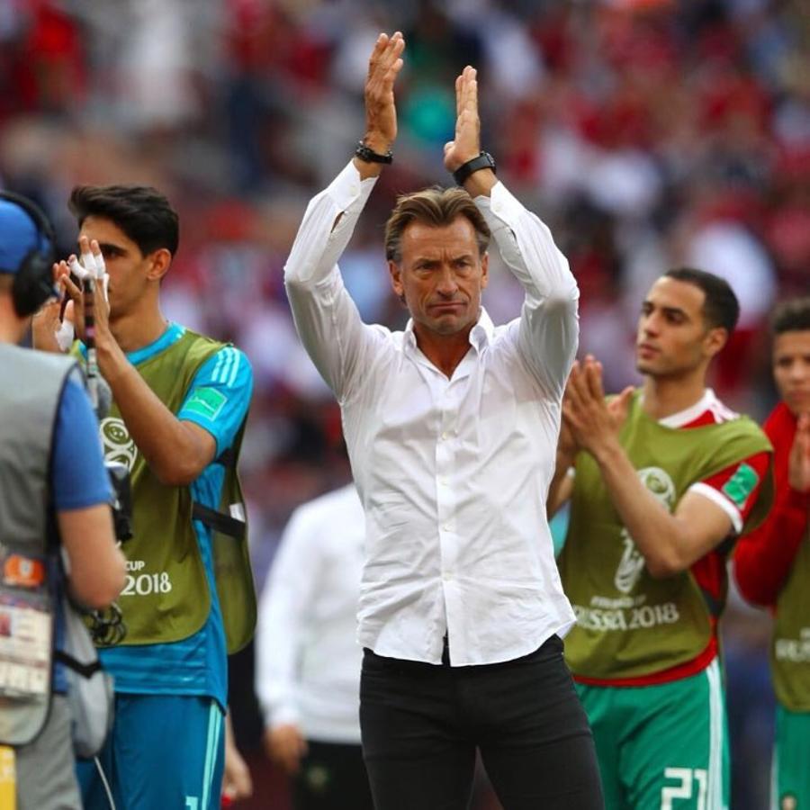 Herve Renard. Su parecido razonable con el actor Nikolaj Coster-Waldau, más conocido por su papel como Jaime Lannister en “Juego de Tronos” ha viralizado su fotografía en las redes sociales pero es de justicia reconocerle al entrenador francés su capacidad para hacer lucir a su cuidada figura con prendas entalladas básicas, con especial gusto por las camisas blancas y los trajes de corte slim en color negro.