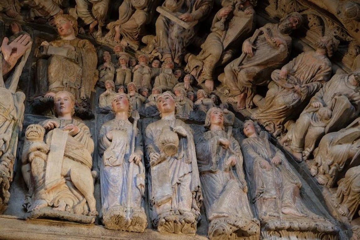 Los rostros y gestos del Pórtico: los evangelistas Mateo (arriba) y Marcos (izq.), junto a los ángeles de la pasión. 