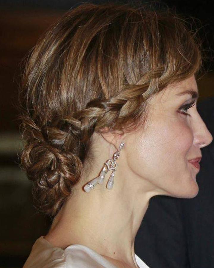 Elegante recogido trenzado. Este recogido muy similar anterior, se caracteriza por el aumento de las trenzas que se entrelazan al final del moño. Parece mucho más elaborado y es ideal para una recepción o una fiesta elegante.