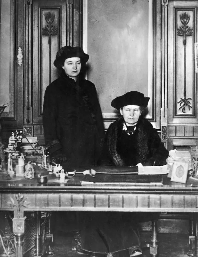 Marie Curie y su hija en Madrid. Marie Curie visita por primera vez Madrid en 1919 con ju hija Irene, estancia que aprovecha para conocer la prensa española