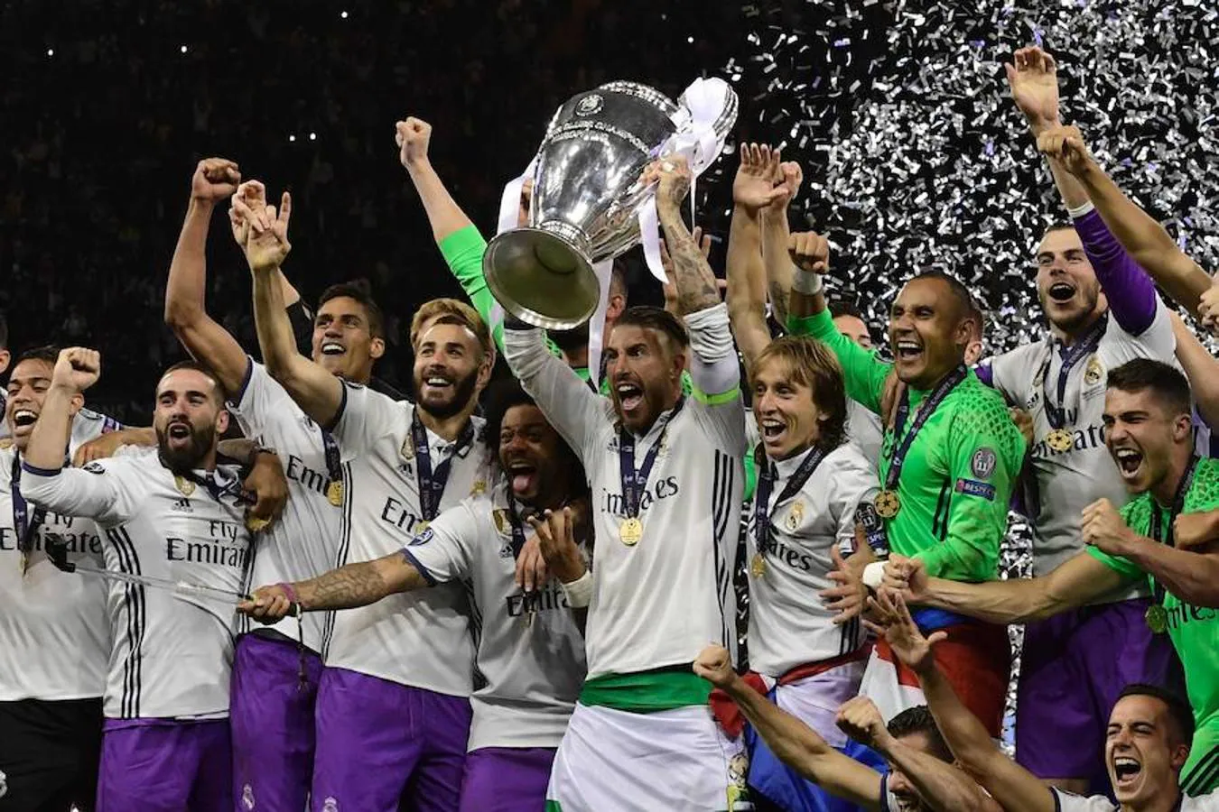 Sergio Ramos levanta la segunda Champions League consecutiva. El Real Madrid ganó en CardifF su duodécima Champions League, su segundao título consecutivo