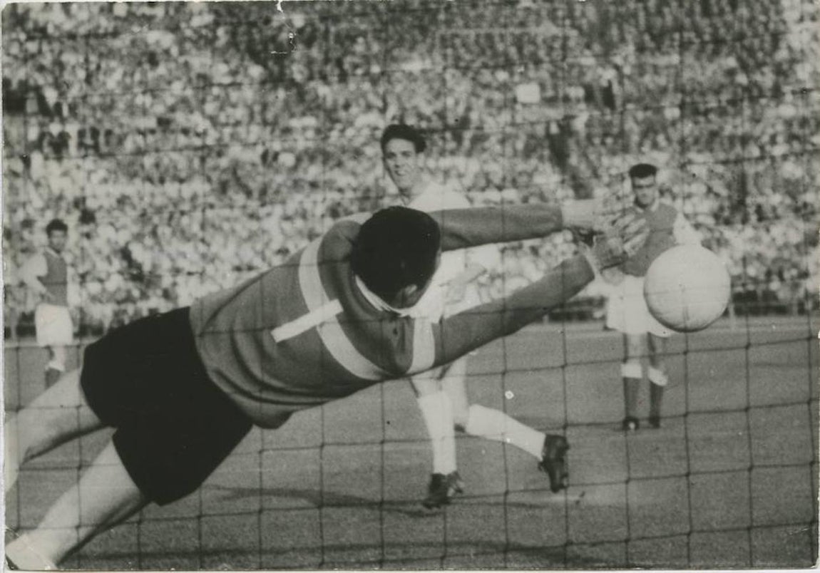 Final de la Copa de Europa entre el Real Madrid y el Stade de Reims. El Real Madrid ganó su primera Copa de Europa ante el Stade de Reims por 4-3. En la imagen, Mateos lanza un penalti que para Colonna en el minuto 15