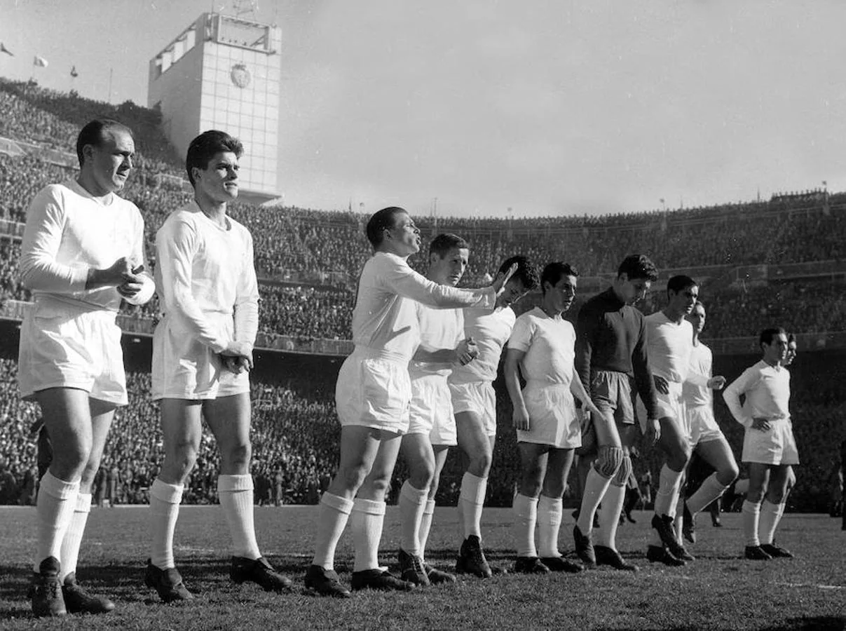 Los componentes del Real Madrid saluden desde el centro del campo. De izquierda a derecha: Di Stegano, Herrera, Puskas, Kopa, Michel, Zarraga, Domínguez, Marquitos, Santamaría, Gento y Santisteban