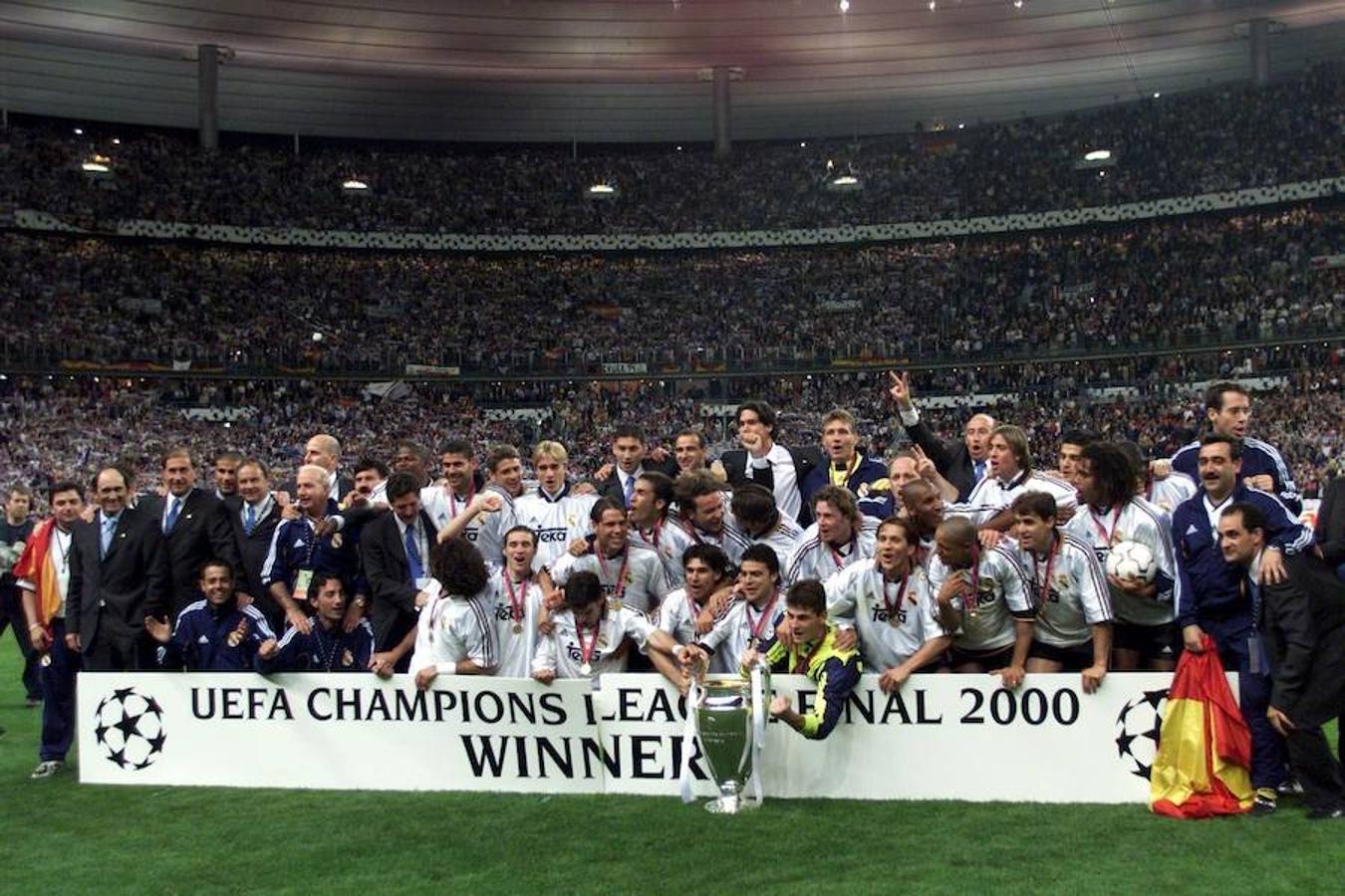 El Real Madrid consigue en París su octava Champions Leagues frente al Valencia. El partido terminó 3-0 con goles de Morientes, McManaman y Raúl