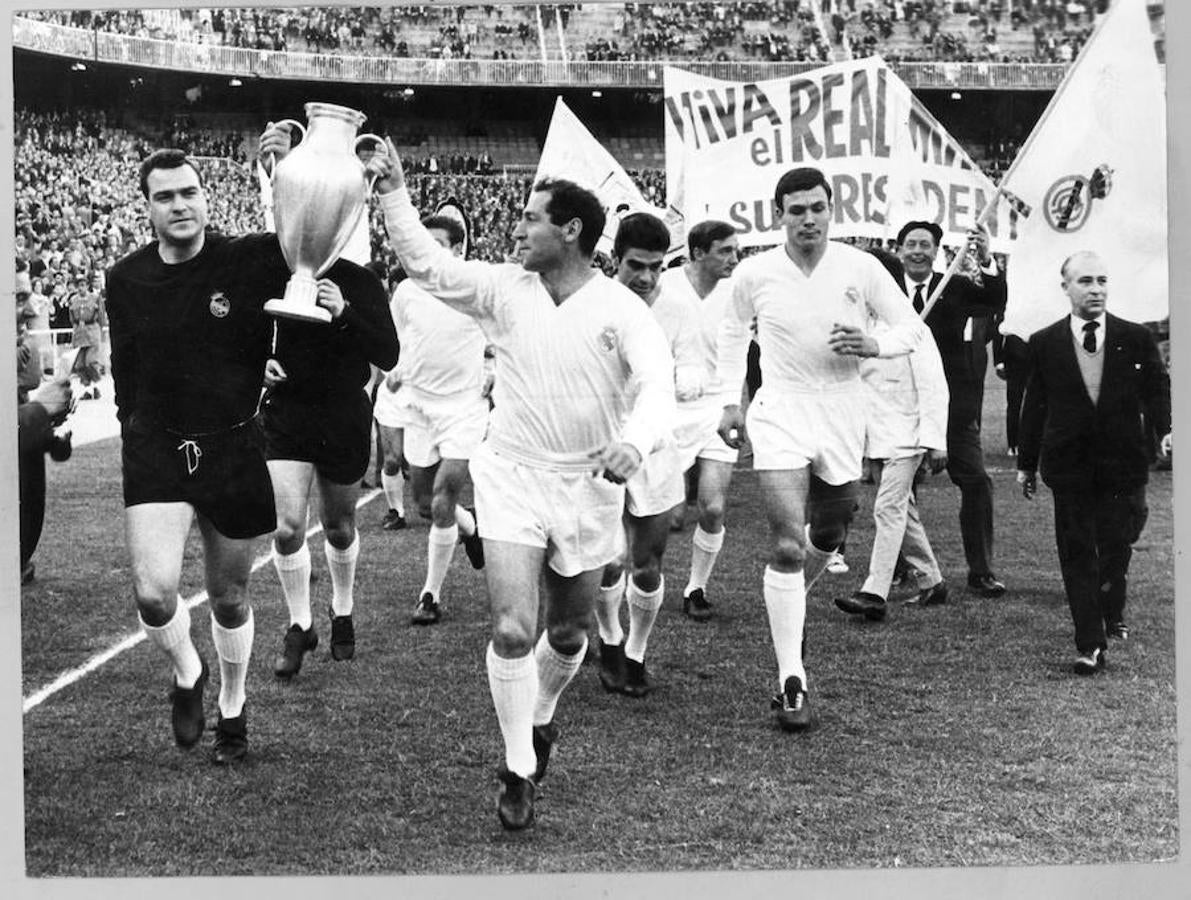 El Real Madrid celebra su sexta Copa de Europa frente al Partizán de Belgrado. En la foto, Gento y Betancort con la copa