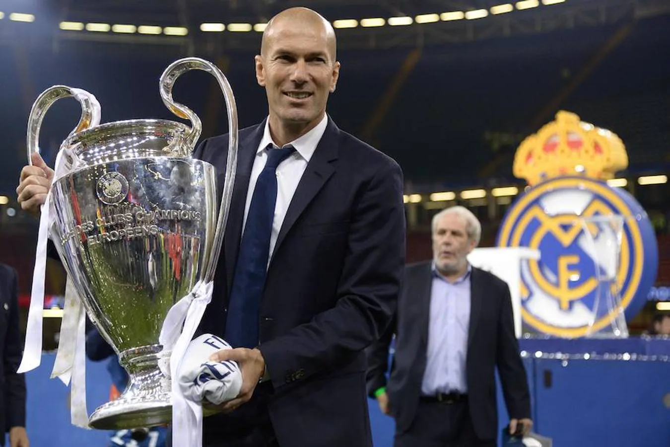 El entrenador, Zinedine Zidane, posa con la Champions conseguida en Cardiff. 