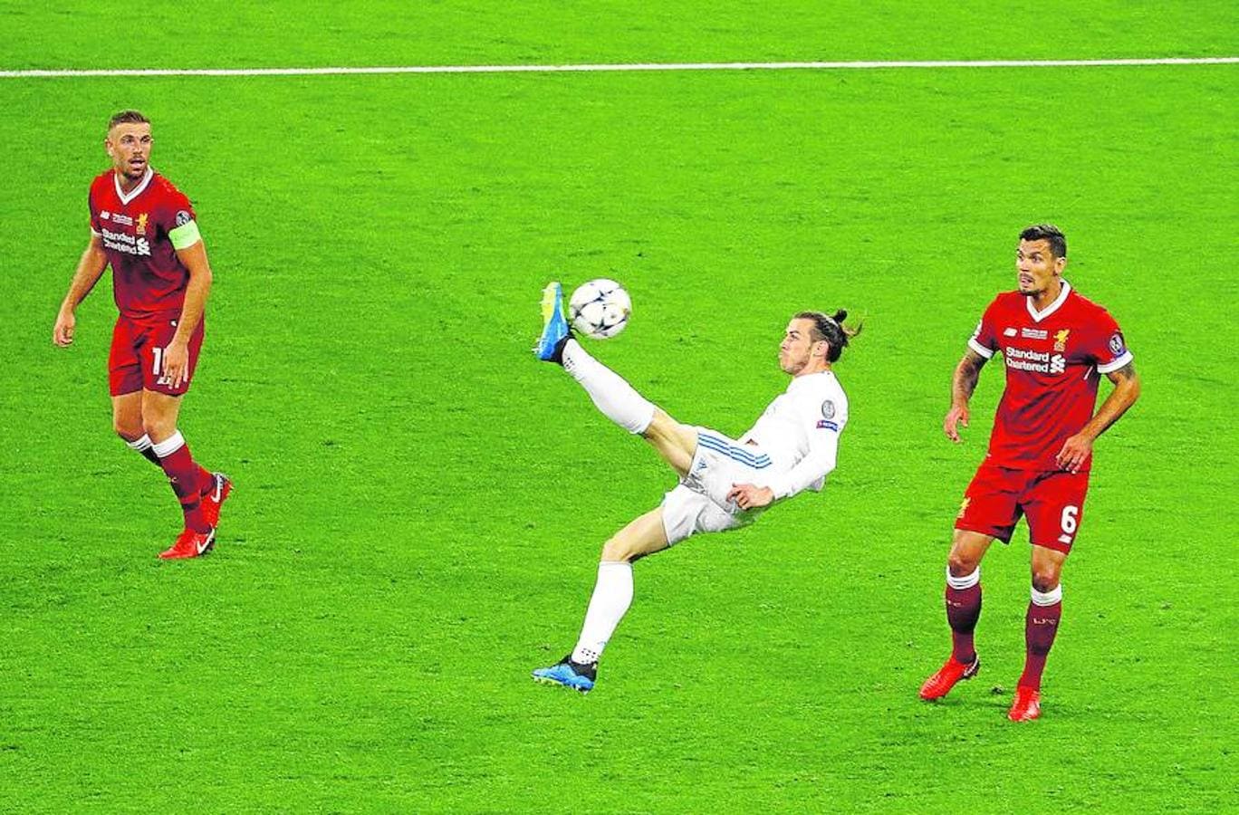 Gareth Bale marca de chilena el 2-1 frente al Liverpool en la final de Kiev. 