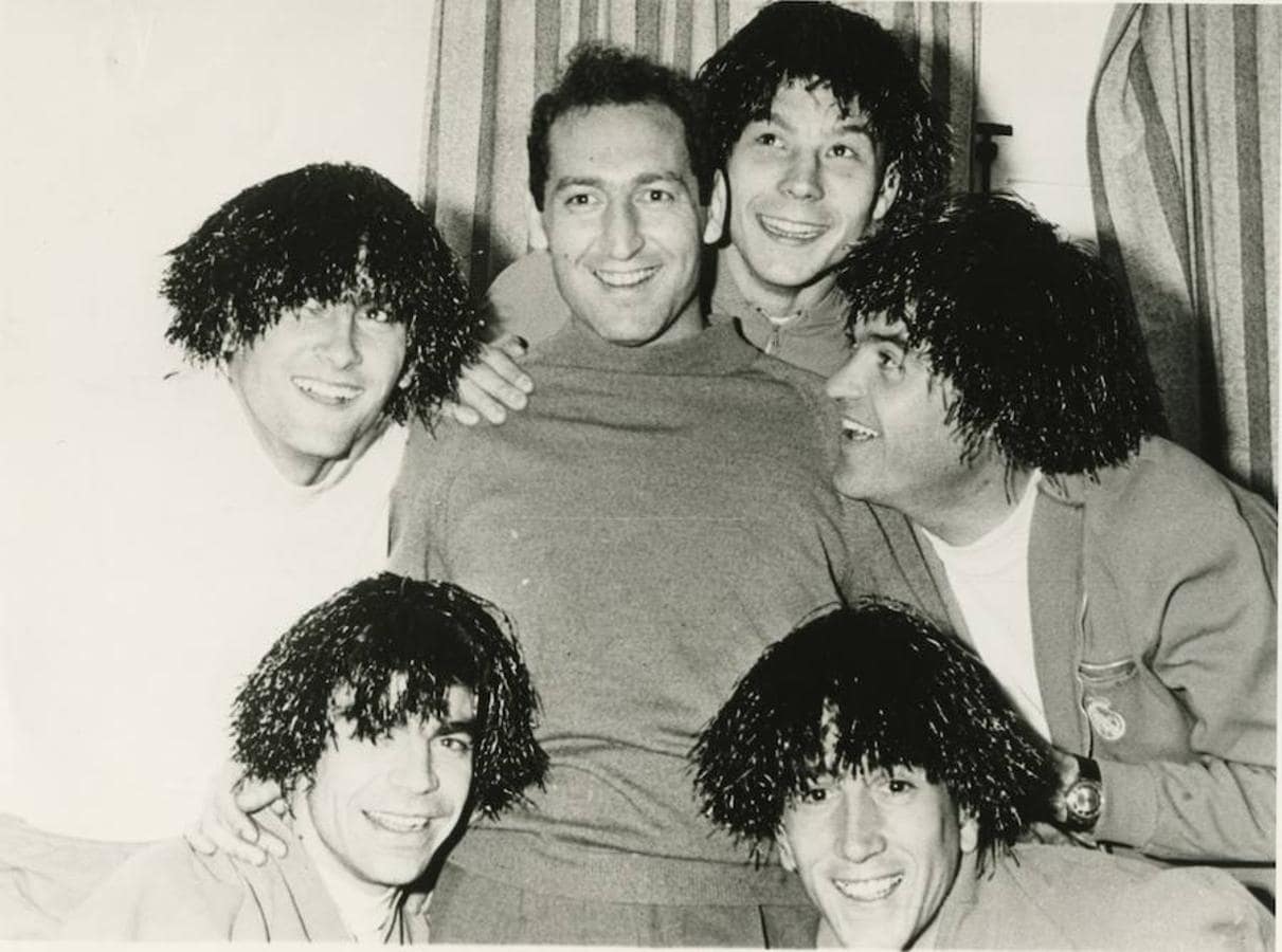 Gento rodeado de jóvenes jugadores del Real Madrid. De izquierda a derecha, Sanchís, Pirri, De Felipe, Betancort y Manolo Velázquez