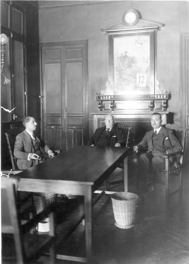 Torcuato Luca de Tena en la redacción Blanco y Negro. Torcuato Luca de Tenam editor de la revista Blanco y Neegro, junto a Juan Ignacio Luca de Tena