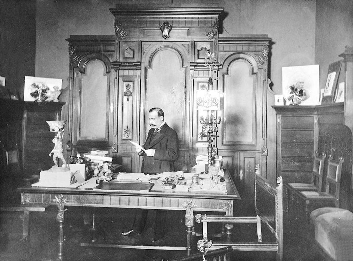 Torcuato Luca de Tena en su despacho. Torcuato Luca de Tena en el despacho que pertenecía a la redacción de Blanco y Negro, Prensa española y editora de ABC