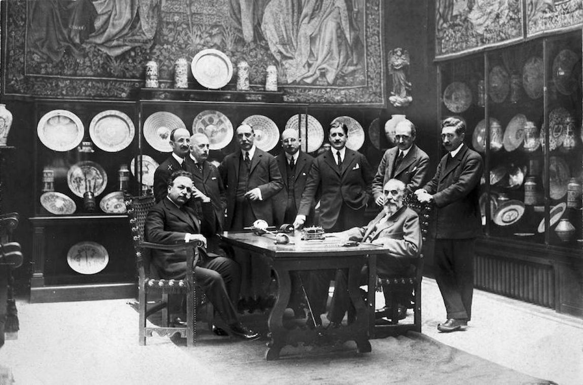 Torcuato Luca de Tena en el Salón de la Cerámica del Instituto del Conde de Valencia. Torcuato Luca de Tena en la visita al Saón de la Cerámica junto al notable arquitecto sevillano Aníbal González, el escritor Joaquín Quintero o el político Francisco Jacier García de Leaniz
