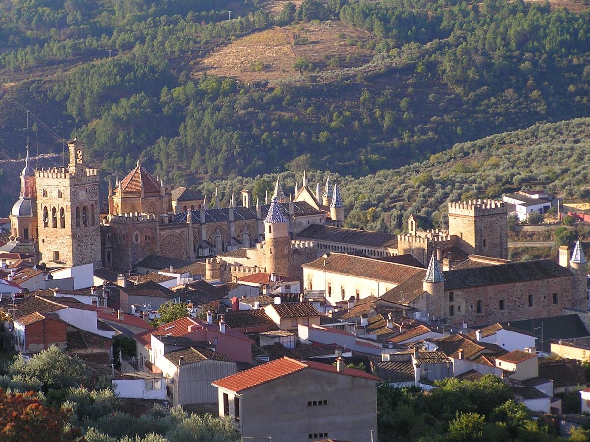 Real Monasterio de Santa María de Guadalupe (1993). Vista aérea de Pueba de Guadalupe (Cáceres) en la que se deja ver el monasterio gótico-mudéjar