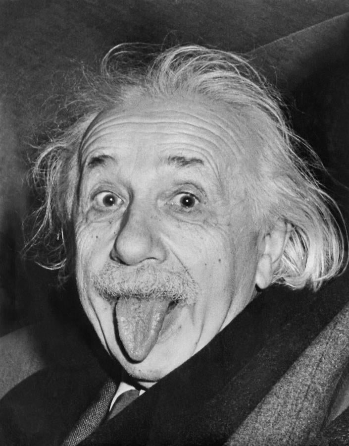 La célebre imagen de Einstein sacando la lengua a los fotógrafos en su 72 cumpleaños. 