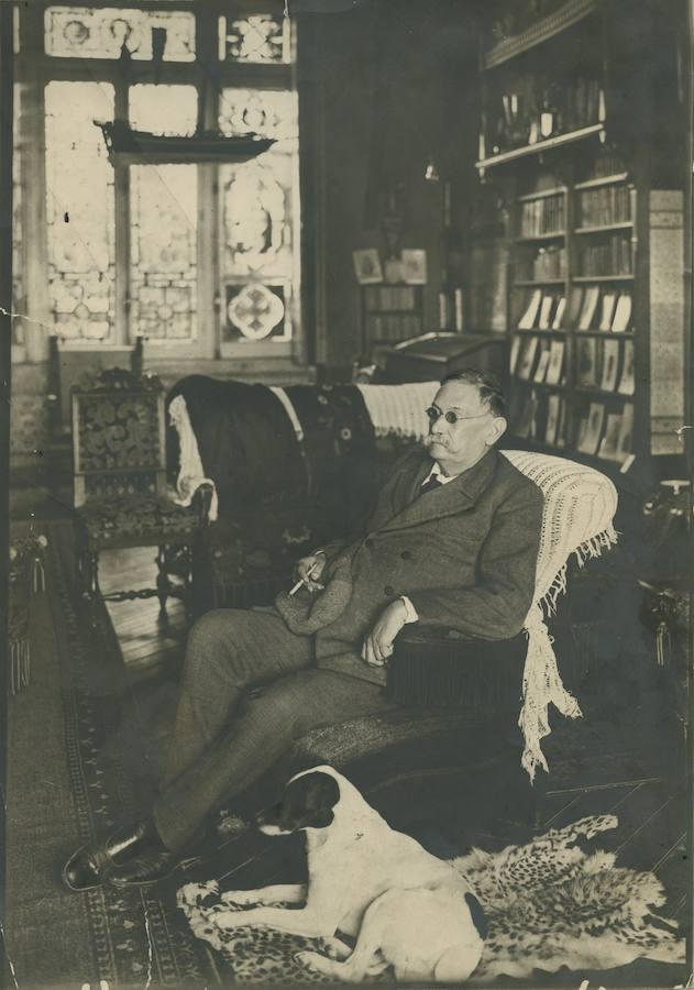 Benito Pérez Galdós en el despacho de su casa de Santander. Esta instantánea tuvo lugar después de la audiencia celebrada por S.M el Rey a la Prensa