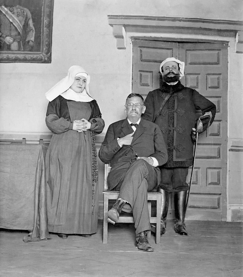 Galdós con los intérpretes de su obra «Sor Simona». En esta fotogrfía, Galdós se encuentra en el Teatro Infanta Isabel. Galdós se encuentra con la señorita Gámez y el señor Tallavi