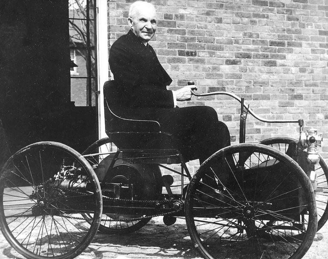 Ford con un modelo de 1908. 