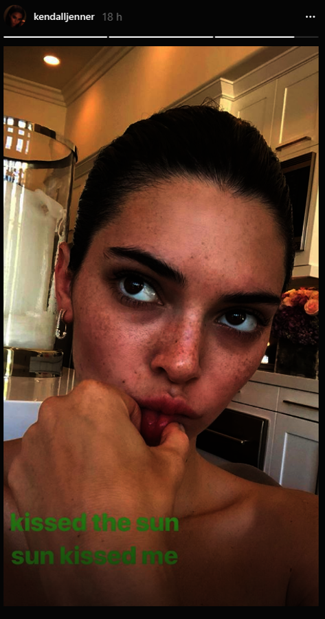 Kendal Jenner al natural. La famosa Kendal Jenner ha subido otra imagen sin maquillar en la que se le pueden ver todas las pecas de su rostro. Cada vez acostumbra más a compartir este tipo de fotografías mostrando su imagen más personal.