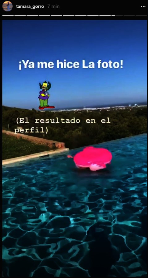 «¡Al agua patos!». La colaboradora de Telcinco disfruta de la piscina intentando subirse a su flotador de flamencos. Sin embargo, conseguir una buena fotografía ha sido mucho más complicado de lo que se esperaba. Aunque finalmente lo ha logrado, lo más divertido han sido los momentos en los que se caía al agua.