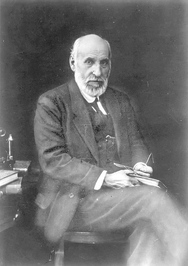 Santiago Ramón y Cajal posa en su despacho. 