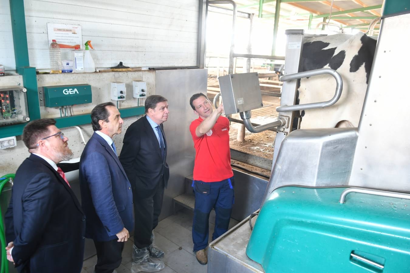 La visita del ministro de Agricultura a Covap, en imágenes