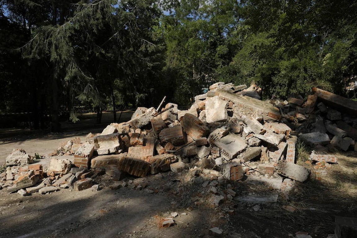 11. Parte del muro. Restos de la tapia que dividía la finca, separando la zona ocupada por instalaciones de la consejería de Educación de la que ocupan sedes dependientes de la de Economía y Hacienda