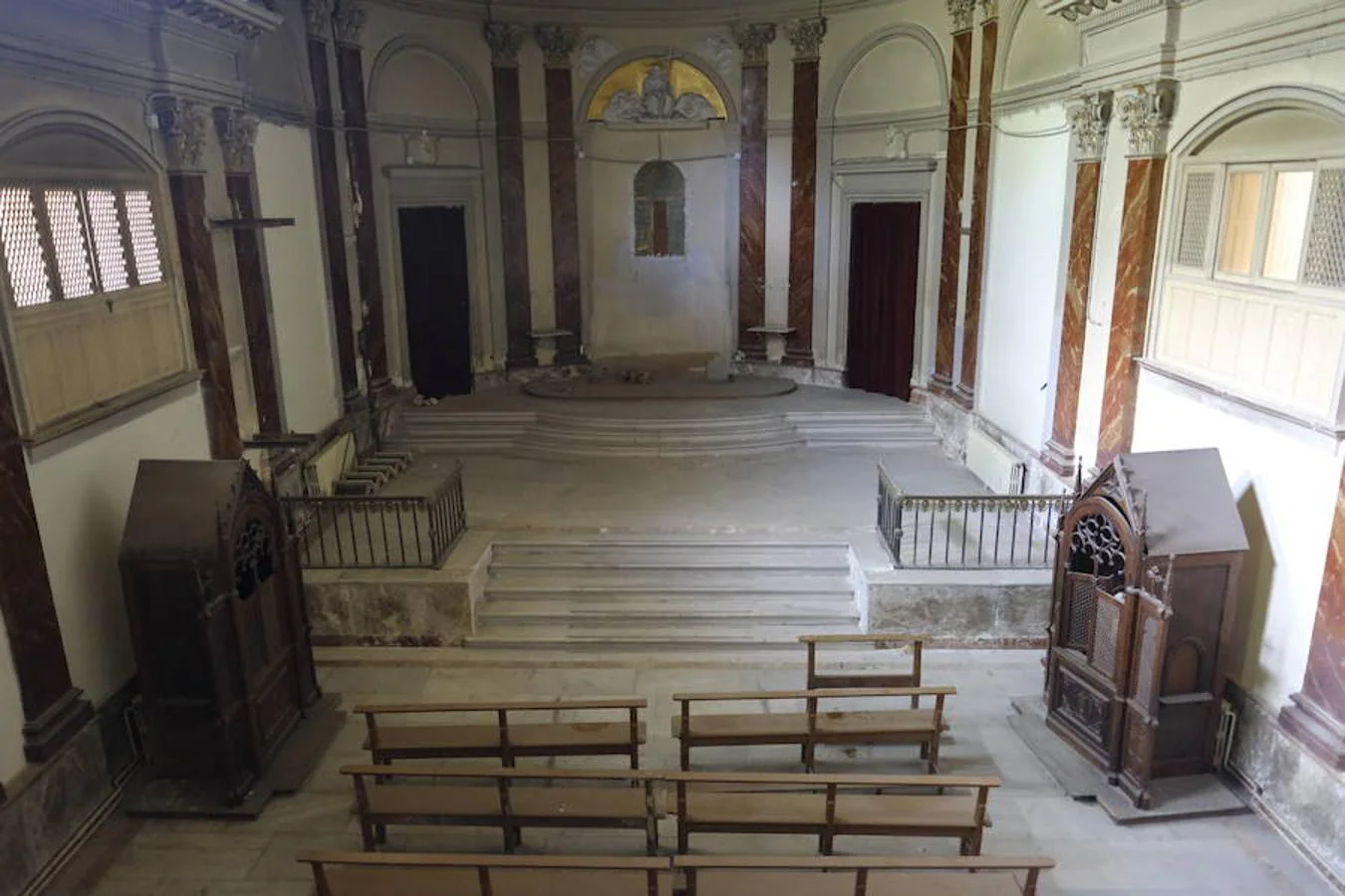 4. Capilla. Interior de la capilla en el Palacio Nuevo de la finca Vista Alegre