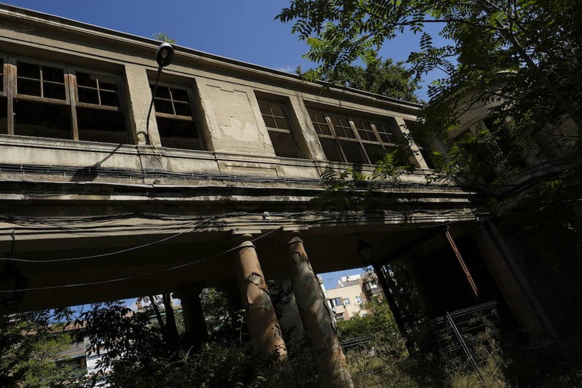 9. Galería con columnas. Esta zona de unión entre dos edificios, decorada con columnas toscanas, presenta un estado lamentable, y deberá ser restaurada a la mayor brevedad si se quiere mantener