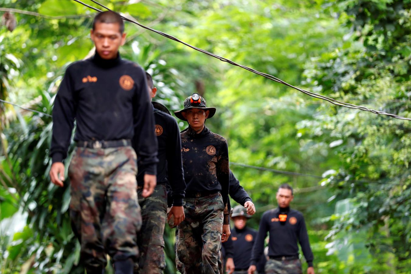 Un grupo de soldados tailandeses participan en la operación de rescate de los niños. 