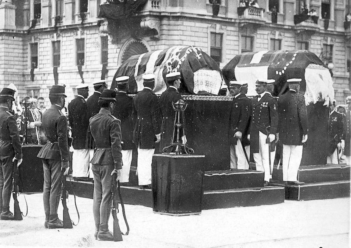 Entierro de los Archiduques en el muelle de Trieste. 
