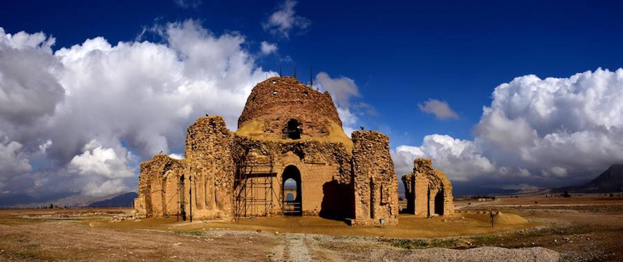 Paisaje arqueológico sasánida de la región del Fars, que se trata de un conjunto de estructuras fortificadas, palacios y planos urbanos cuya construcción se remonta al imperio sasánida, que se extendió en la región entre los años 224 y 658.. 