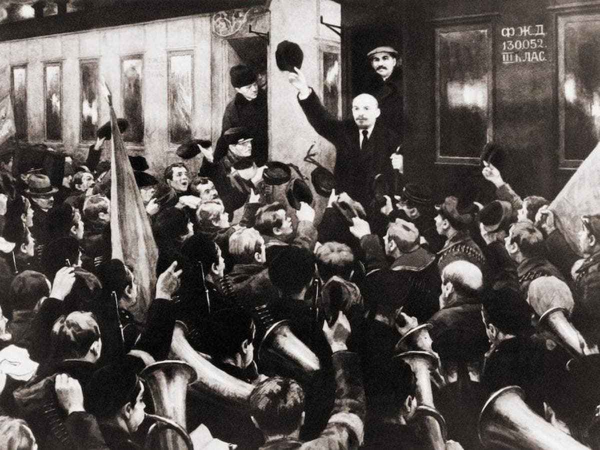 Lenin llega a la estación de Finlandia, después de viajar en tren desde Suiza en 1917. 