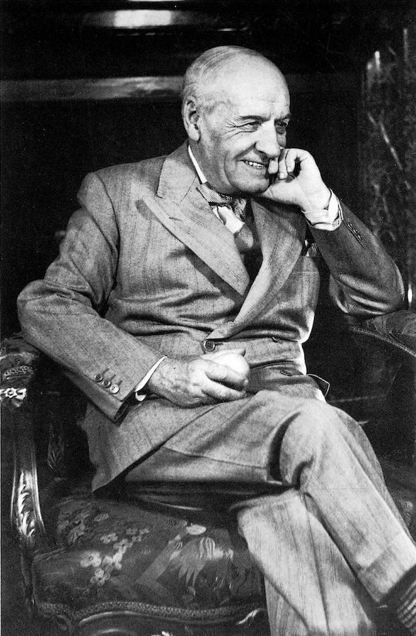 José Ortega y Gasset se muestra sonriente. 