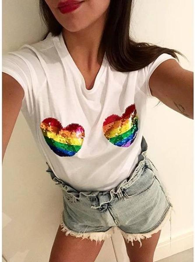 Cristina Pedroche. Hablando de mensajes y felicitaciones, la periodiista muestra su apoyo al orgullo con una camiseta en la que aparece la bandera que respresenta a la comunidad LGTB