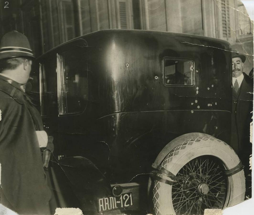 Coche en el que iba Eduardo Dato en marzo de 1921 en el que se aprecian las señales de bala. 