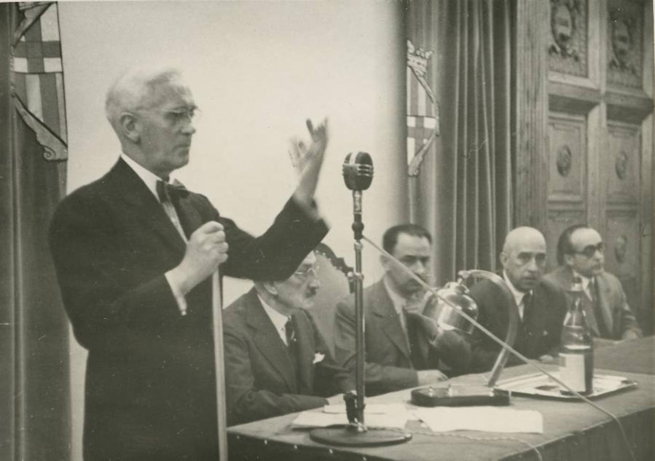 Primera conferencia científica del profesor Fleming en el Hospital de Infecciosos. 