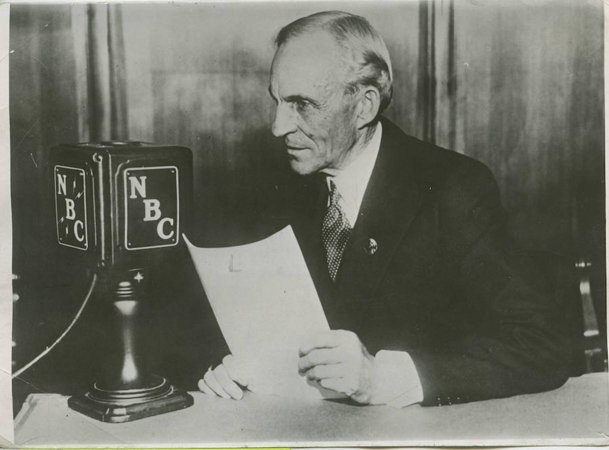 Henry Ford hablando a través de un micrófono de la NBC. 