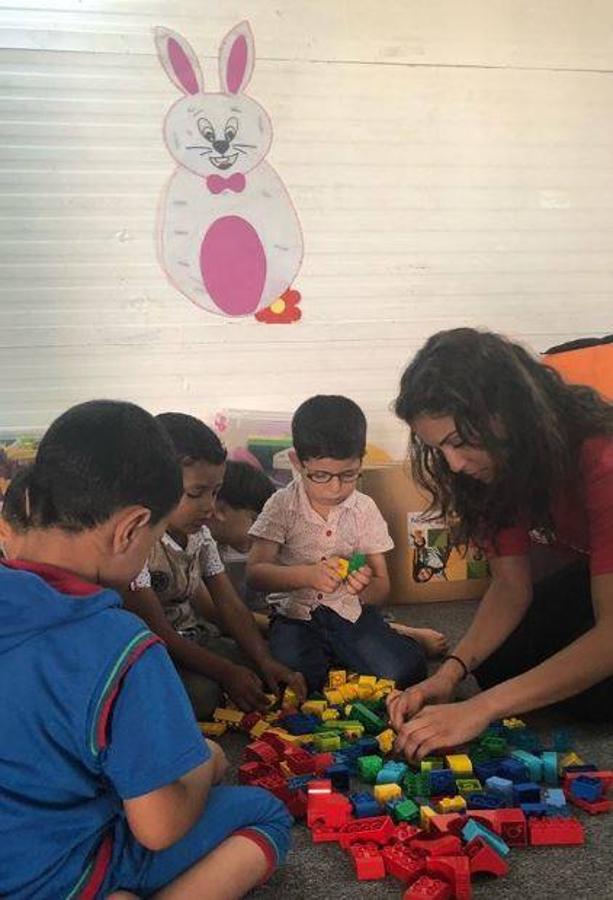 Hiba Abouk. Acostumbrada a sorprender en las redes con fotos insinuantes, en esta ocasión la actriz protagonista de «El Príncipe» ha subido esta instantánea en la que aparece jugando con unos niños a través de la fundación «Save the children»