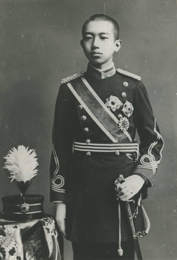 Primer uniforme de Hiro Hito con trece años de edad. 