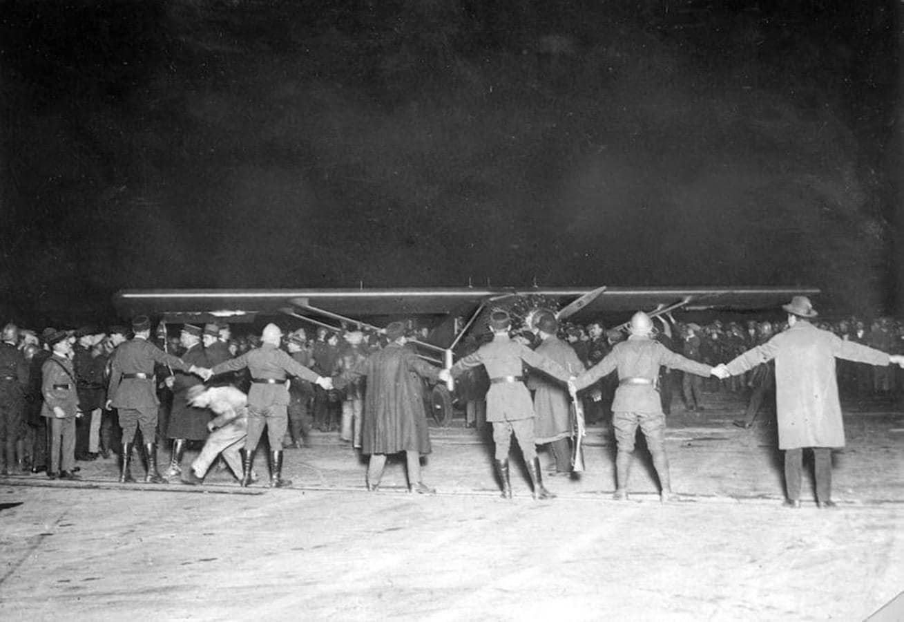 El «Espíritu de San Luis» a su llegada al aeródromo de le Bourget, donde le recibieron miles de parisinos. 