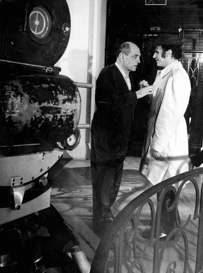 Paco Rabal atiende las indicaciones de Luis Buñuel durante el rodaje de «Belle de Jour». 
