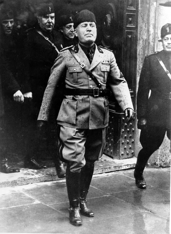 Mussolini en el 2.698 aniversario de Roma. 