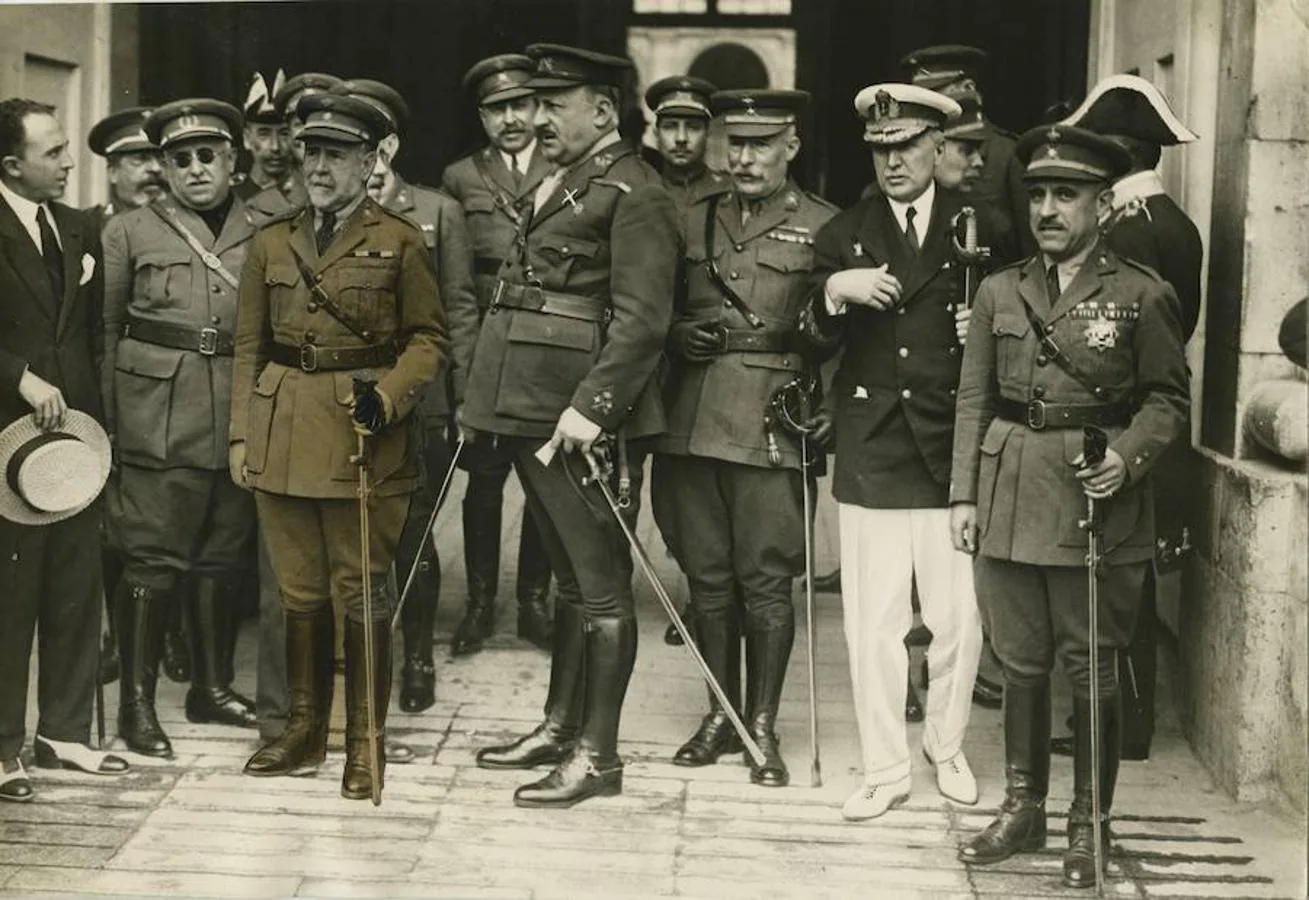 La jura del Directorio. El General Primo de Rivera con los demás Generales del Directorio, después de prestar juramento ante S.M. el Rey en 1924
