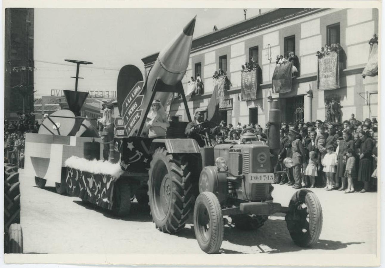 Desfile de la fiesta del olivo de Mora. 1959. 