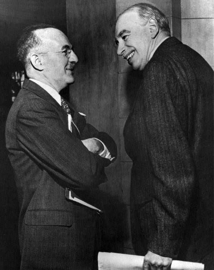 John Maynard Keynes y Harry Dexter White, los fundadores intelectuales del FMI y el Banco Mundial, conversan durante la Conferencia de Bretton Woods en 1944.. 