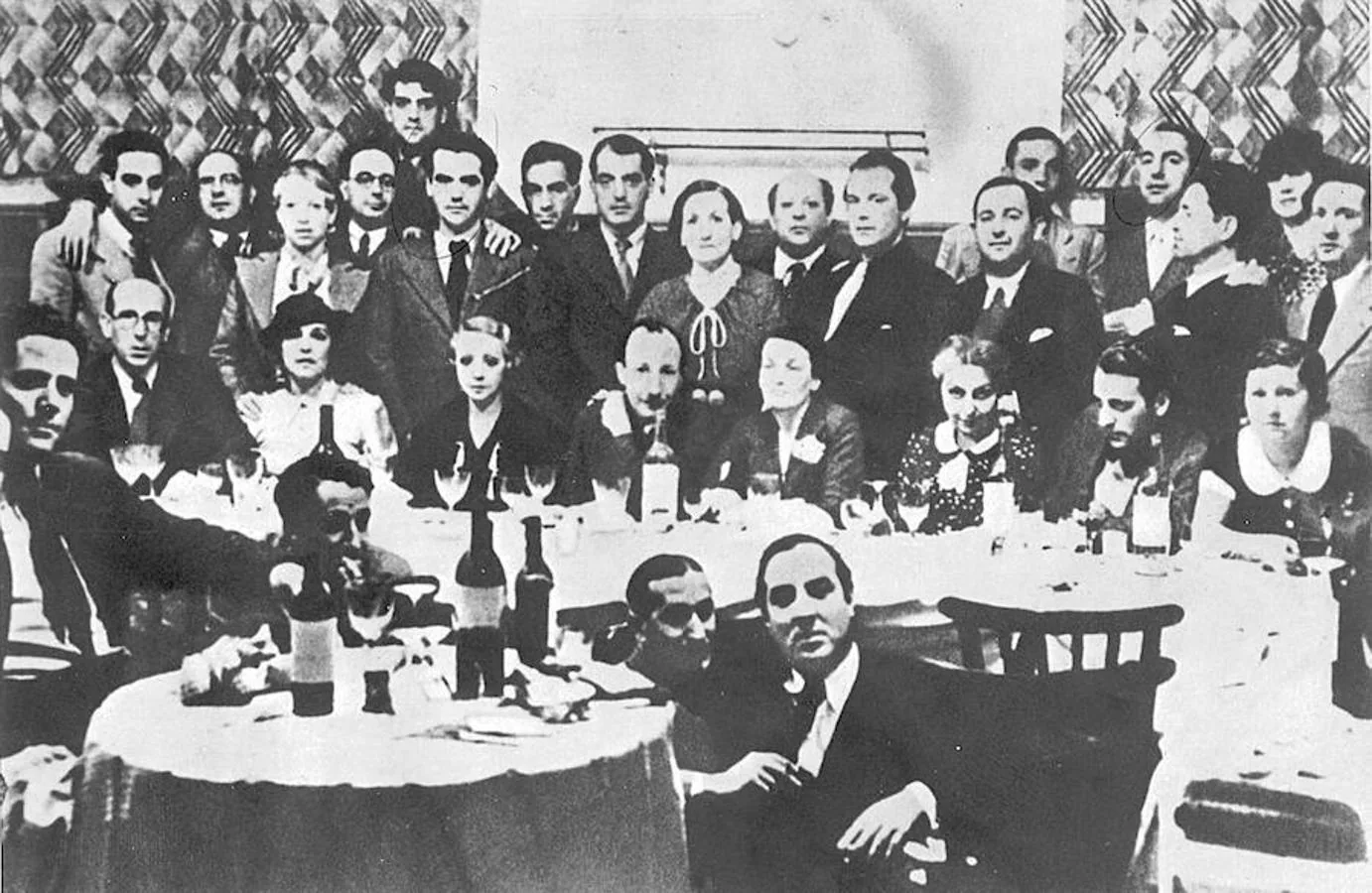 Homenaje al pintor Hernando Viñés. En la imagen, entre otros, aparecen Buñuel, Lorca, Ugarte, Alberti, Miguel Hernández, Pablo Neruda y María Teresa León