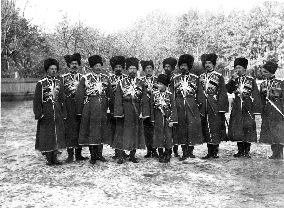 El zar Nicolás II y su hijo Zarewitch, heredero al trono. 