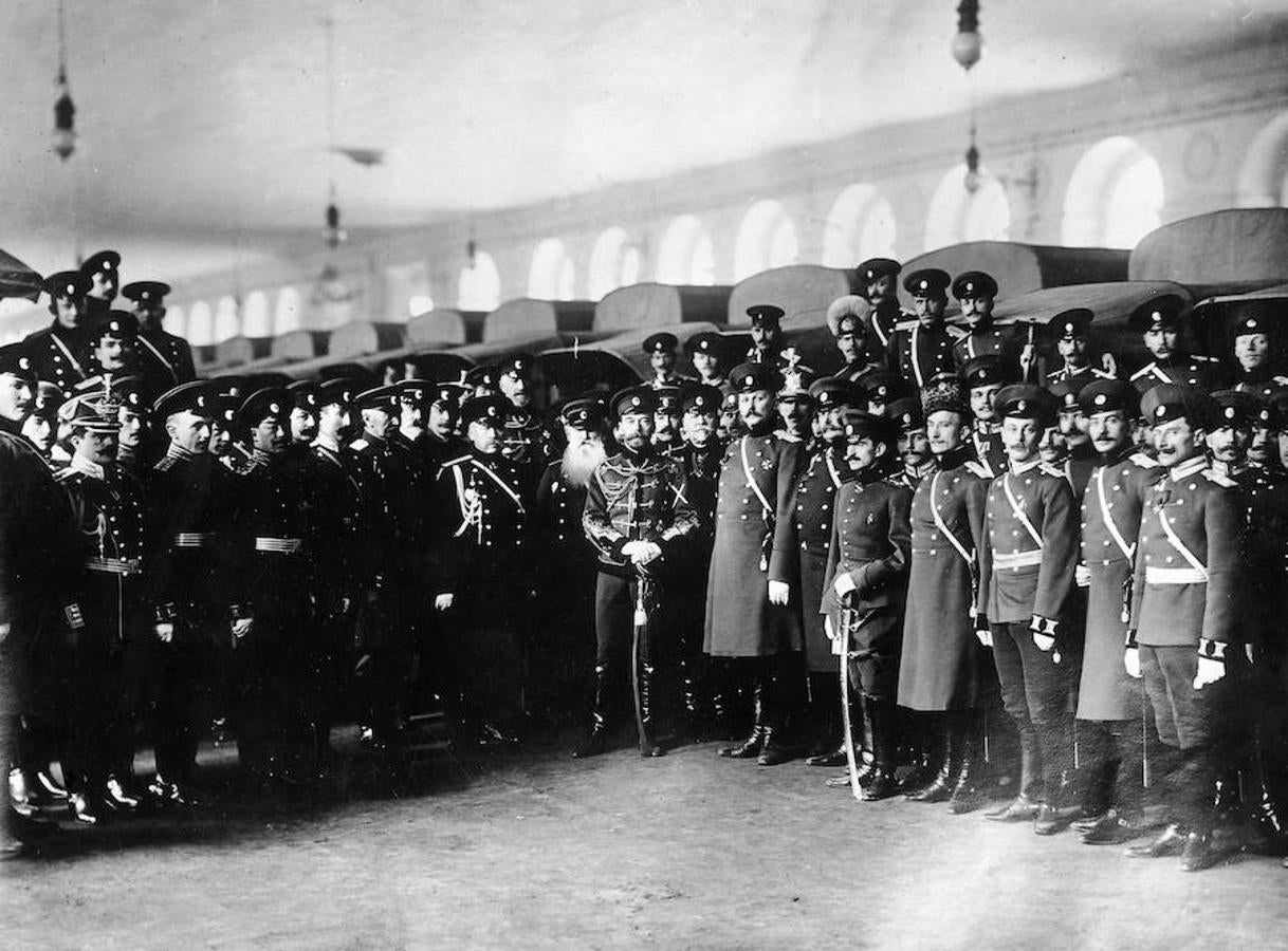 Nicolás II visitando el patio militar de Manoge de San Petesburgo para que revisara los vehículos del ejército. 