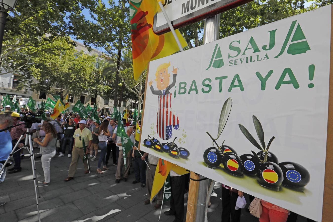 Protesta de agricultores en el consulado americano de Sevilla