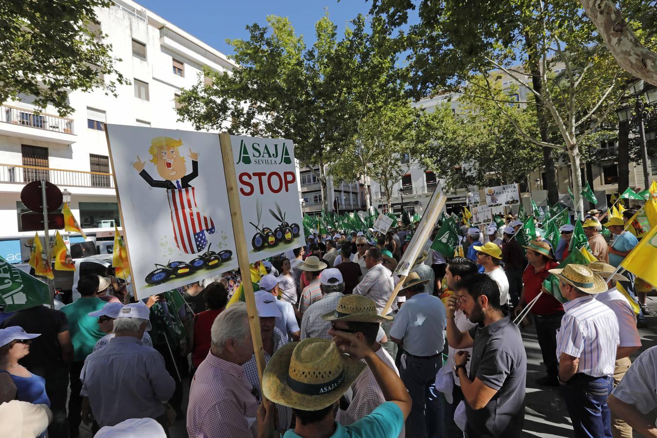 Protesta de agricultores en el consulado americano de Sevilla